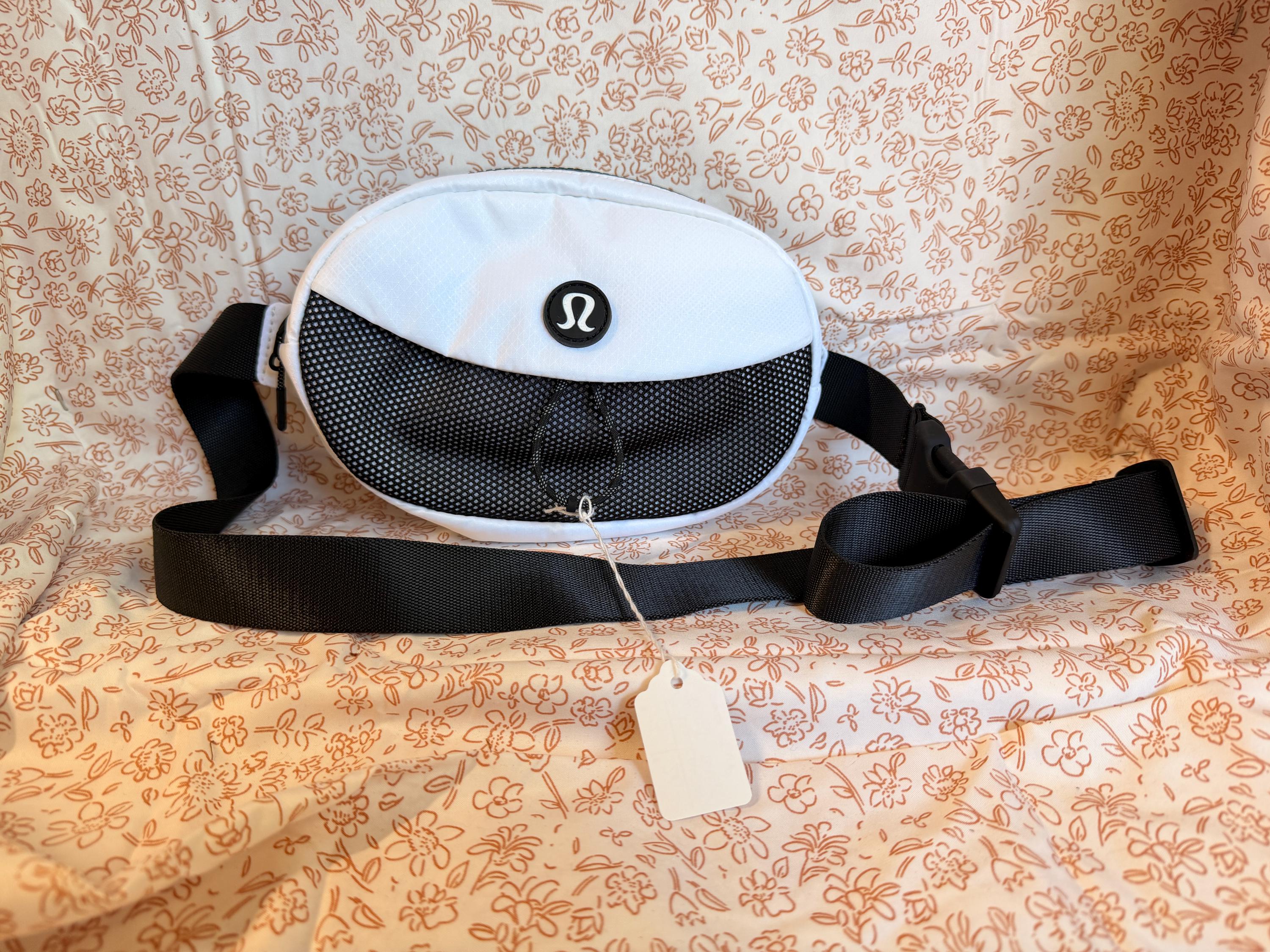 Lululemon White Belt Bag Crossbody Fanny Pack Athleisure Festival Bag