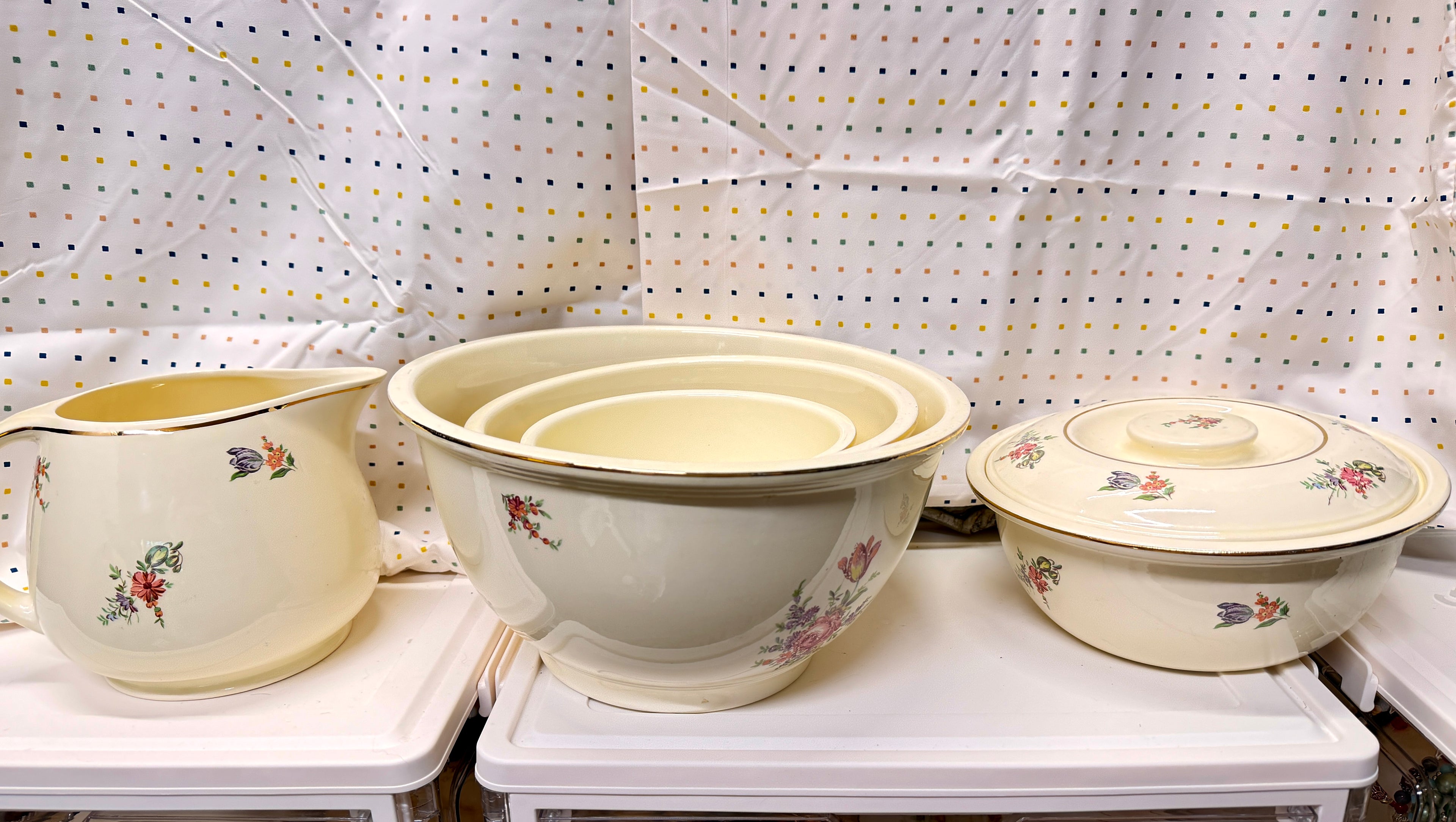 Vintage Household Institute Priscilla Ovenware Set – 3 Nesting Mixing Bowls, Covered Casserole & Pitcher – Floral Farmhouse Kitchen – 1940s 1950s