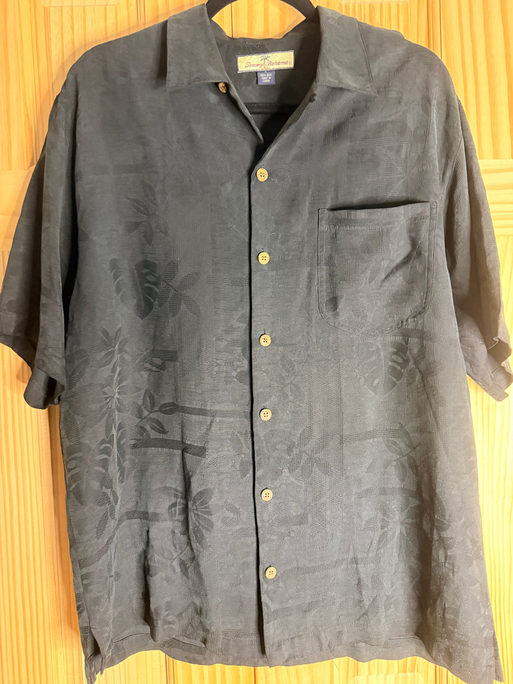 Tommy Bahama 100% Silk Black Camp Shirt Hawaiian Tropical Button Up Mens Medium