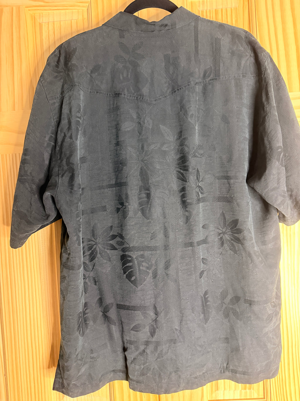 Tommy Bahama 100% Silk Black Camp Shirt Hawaiian Tropical Button Up Mens Medium