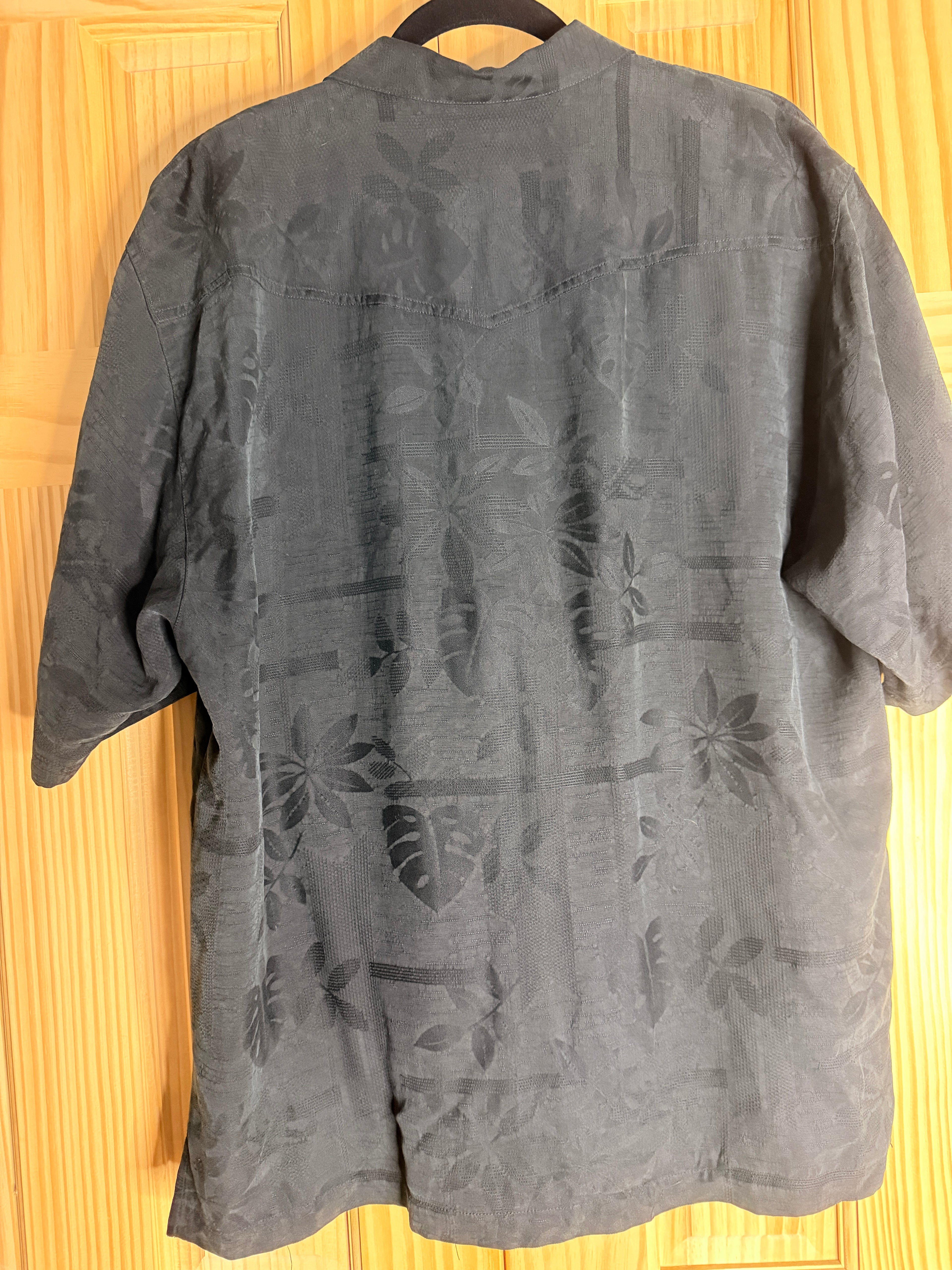 Tommy Bahama 100% Silk Black Camp Shirt Hawaiian Tropical Button Up Mens Medium