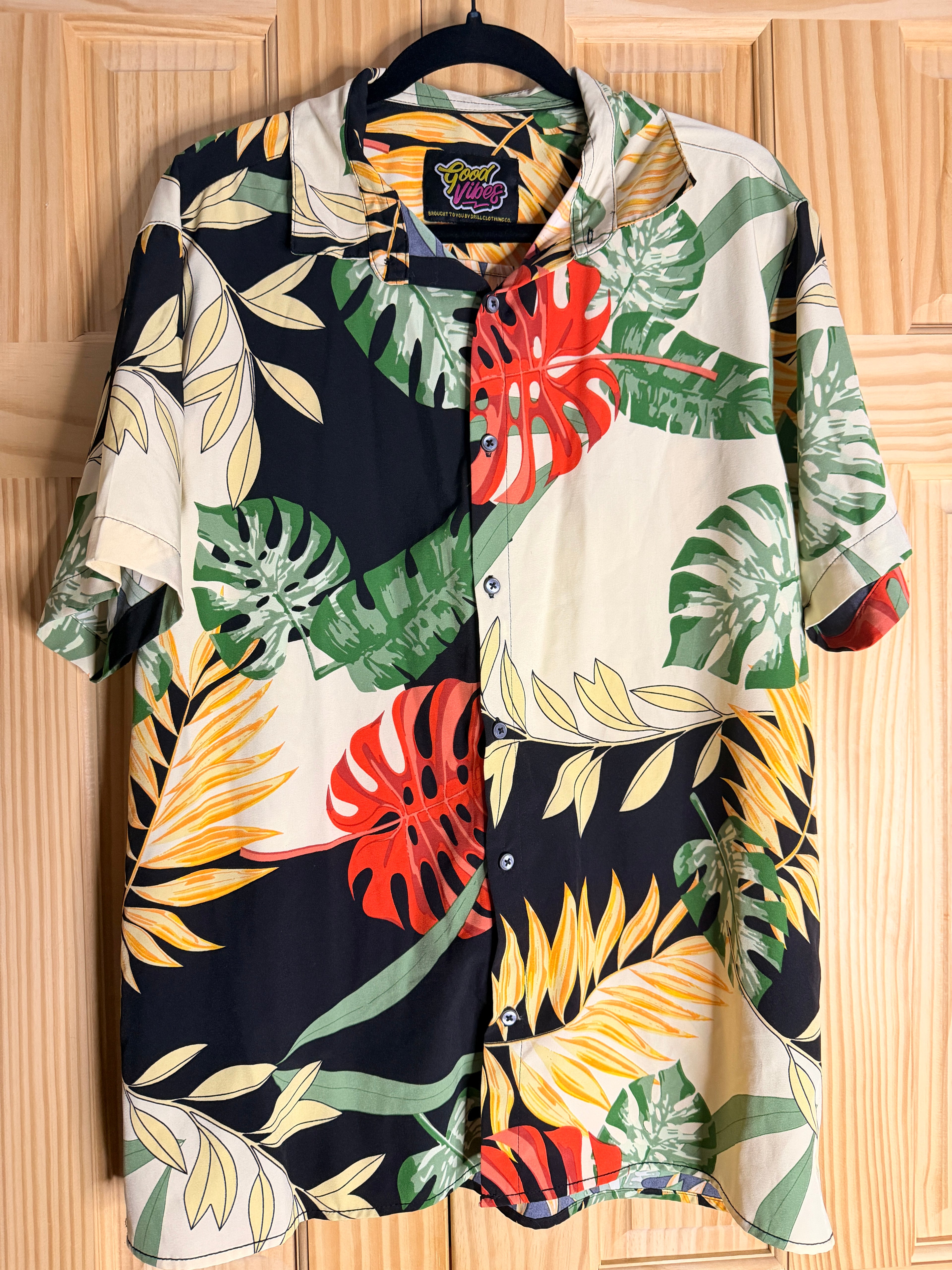 Good Vibes Tropical Hawaiian Camp Shirt Men's XL Monstera Leaf Button Up