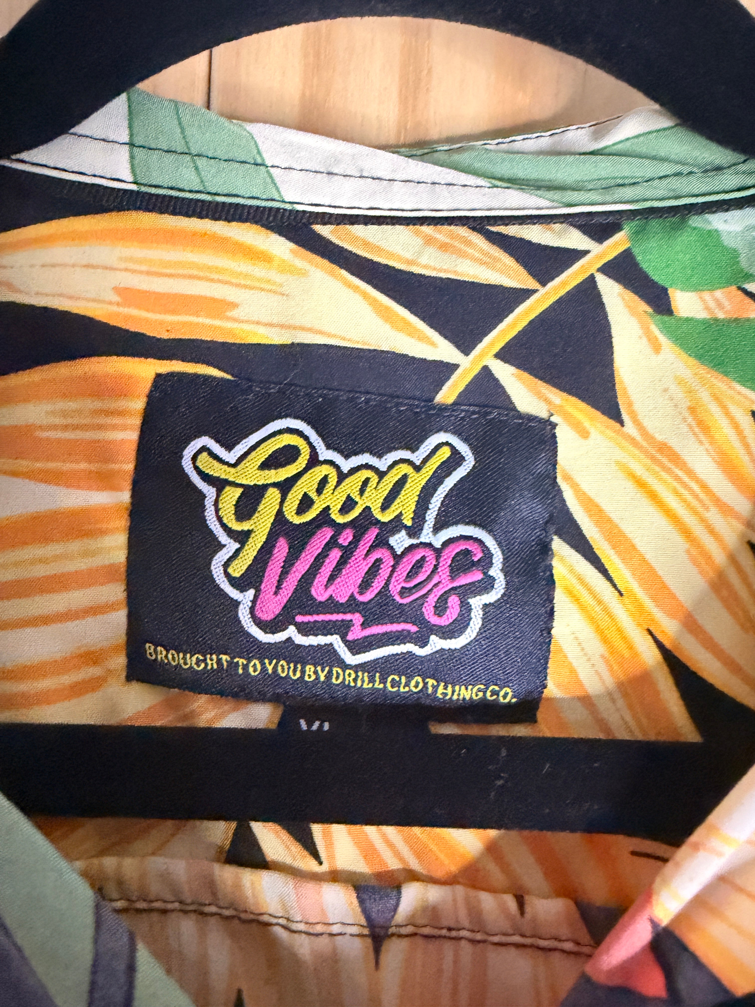 Good Vibes Tropical Hawaiian Camp Shirt Men's XL Monstera Leaf Button Up